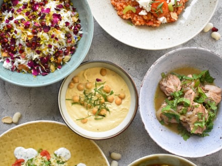 Verschiedene Gerichte aus der Levantischen Küche auf Tellern und in Schälchen bunt und schön angerichtet.