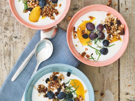 Dreierlei Joghurt-Bowls mit frischen Früchten, Beeren und Granola.