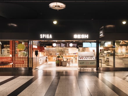 Essensangebot am Hauptbahnhof Zürich mit Spiga und Sesh von aussen.