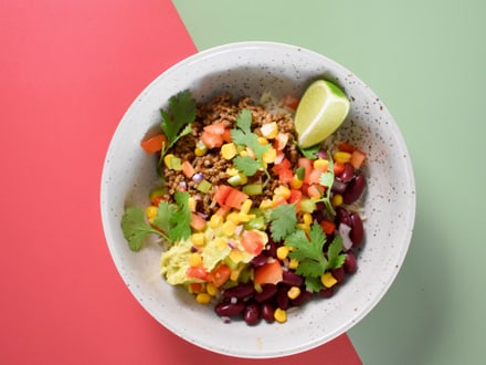 Bowl mit dem Fleischersatzprodukt Protaneo, Mais, Bohnen und Guacamole.