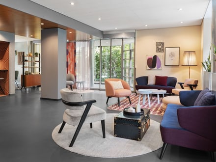 Moderne Lounge mit eleganten Möbeln und grossen Fenstern.