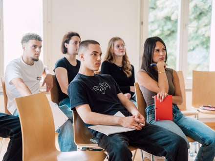 Gruppe von Schülern im Klassenzimmer.