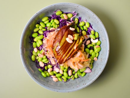 Gegrillter Lachs auf Edamame und Sojabohnen in einer Schüssel.