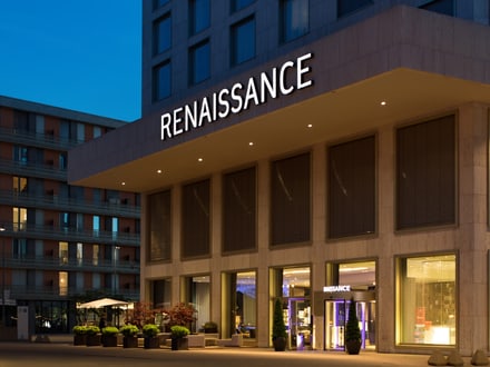 Vue extérieure d'un hôtel Renaissance au crépuscule.