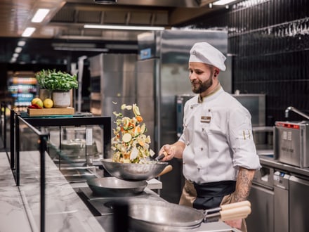 Cuisinier au travail dans la cuisine.