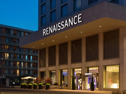 Eingang des Renaissance Hotels bei Abenddämmerung.