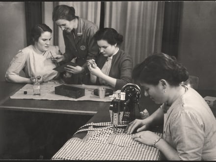 Historisches Bild von Frauen an der Nähmaschine.
