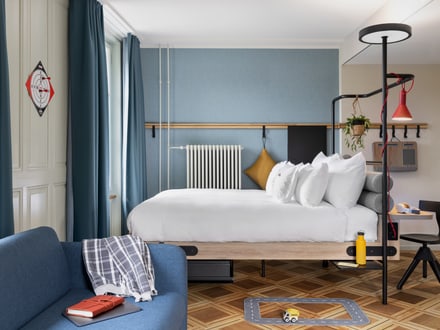 Stilvoll eingerichtetes Hotelzimmer mit blauen und gelben Akzenten.