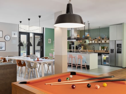 Moderne Küche und Essbereich mit Billardtisch.