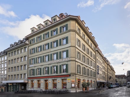 Historisches Eckgebäude in der Stadt mit Restaurant im Erdgeschoss.