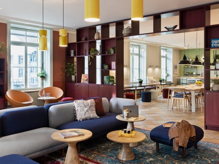 Modernes Hotellobby-Interieur mit gemütlichen Sofas und einer Café-Ecke.
