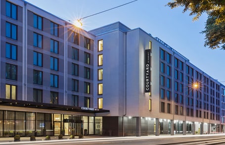 Moderne Fassade des Courtyard Hotels bei Dämmerung