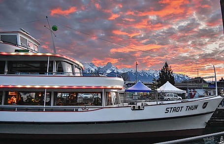 Schiff im Sonnenuntergang an einem Hafen. 