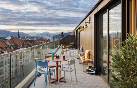 Dachterrasse mit Bergblick und Sitzbereich.