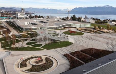 Eidgenössischen Technischen Hochschule Lausanne, Bild von oben aufgenommen mit Blick uaf den ganzen Kampus und im Hintergrund ist noch der See zu sehen. 