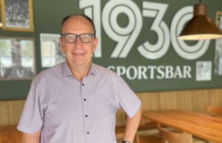 Mitarbeiter in der Sportsbar 1030 der ZSC stehend und angelehnt an einen Tisch 