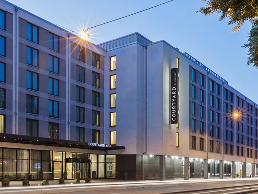 Moderne Fassade des Courtyard Hotels bei Dämmerung