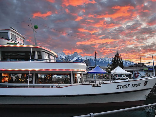 Schiff im Sonnenuntergang an einem Hafen. 