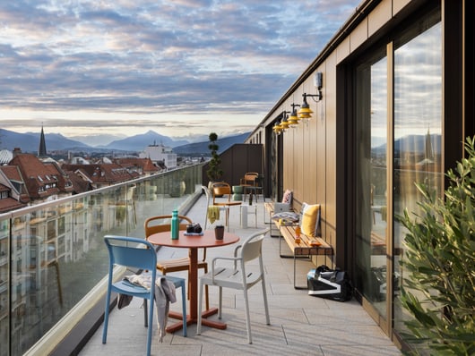 Dachterrasse mit Bergblick und Sitzbereich.