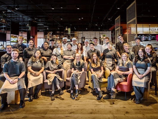 Gruppenfoto mit Lernenden im Seedamcenter. Erste Reihe sitzend, die anderen stehend. 