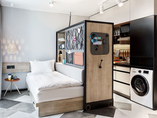 Stay Kooook Zimmer mit Bett slide Elementen einer Waschmaschine und Küche 