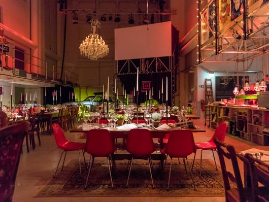 Eleganter Bankettsaal mit roten Stühlen und Kronleuchter.