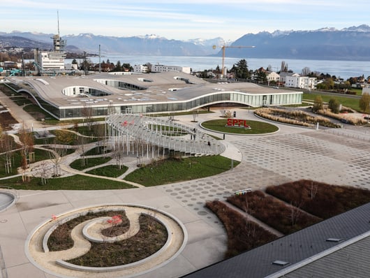 Eidgenössischen Technischen Hochschule Lausanne, Bild von oben aufgenommen mit Blick uaf den ganzen Kampus und im Hintergrund ist noch der See zu sehen. 