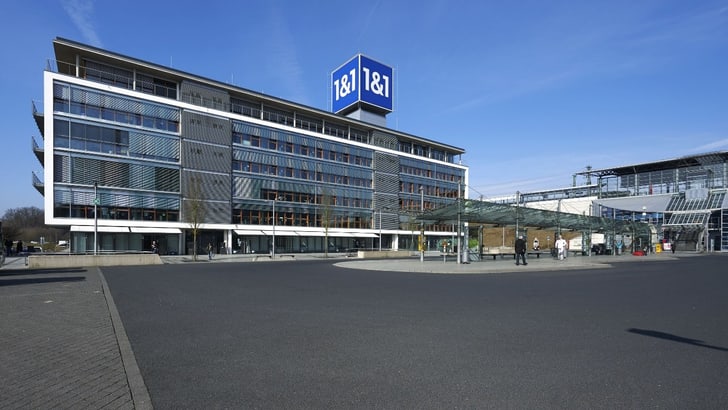 Modernes Bürogebäude mit blauem Himmel.