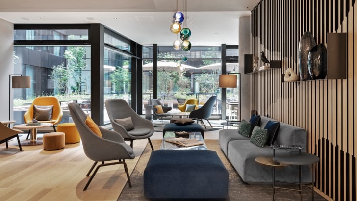 Modernes Wohnzimmer-Design mit stilvollen Möbeln und dekorativer Beleuchtung.