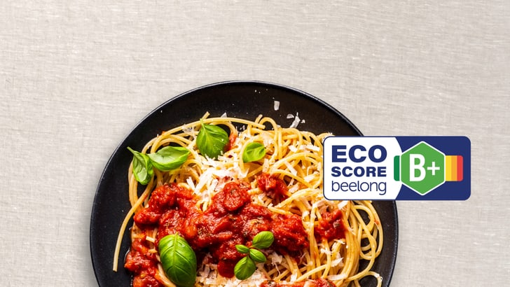 Spaghetti mit Tomatensauce und Eco-Score-Bewertung.