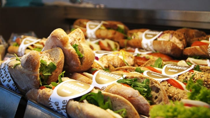 Verschiedene belegte Baguettes in einer Auslage.
