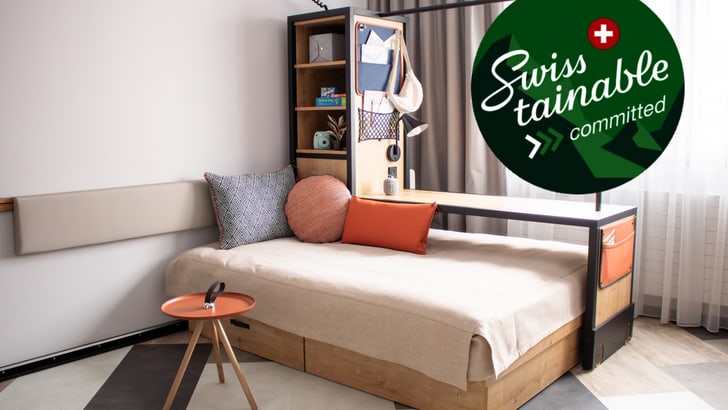 Modernes Schlafzimmer mit Einzelbett und nachhaltigem Siegel.
