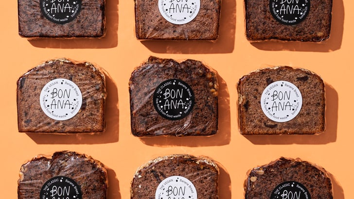 Sechzehn Brotscheiben auf orangefarbenem Hintergrund.