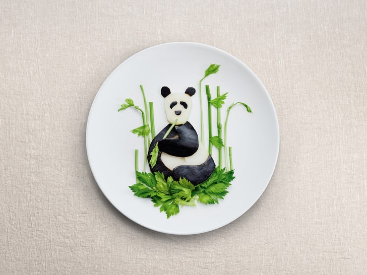 Teller mit Lebensmittel darauf die einen Panda zeigen, der für den WWF steht. Sujet der Nachhaltigkeitskampagne