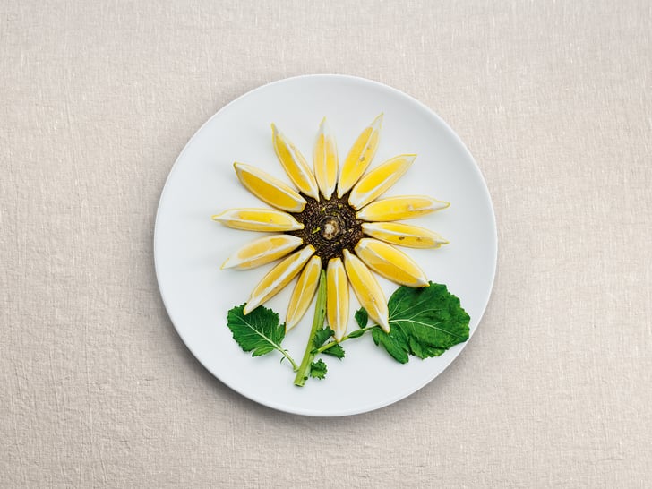 Sonnenblumenanordnung auf einem weissen Teller.