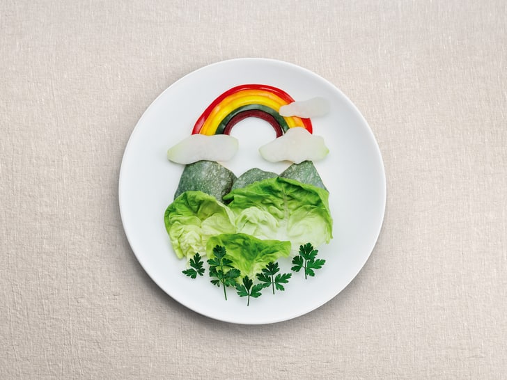 Teller mit Lebensmittel die einen Regenbogen und ein Landschaft formen. Sujet für Nachhaltigkeitskampagne