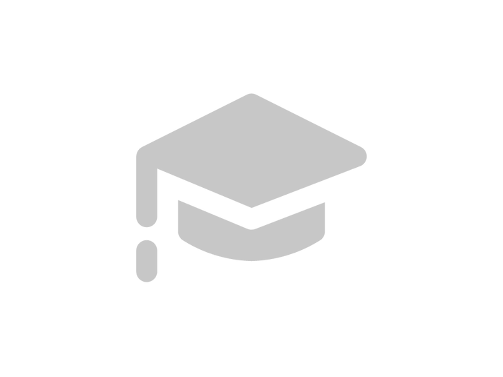 Graues Abschlussmortarboard auf schwarzem Hintergrund.