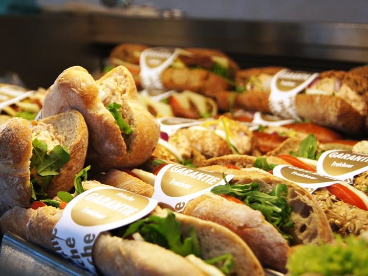 Verschiedene belegte Baguettes in einer Auslage.