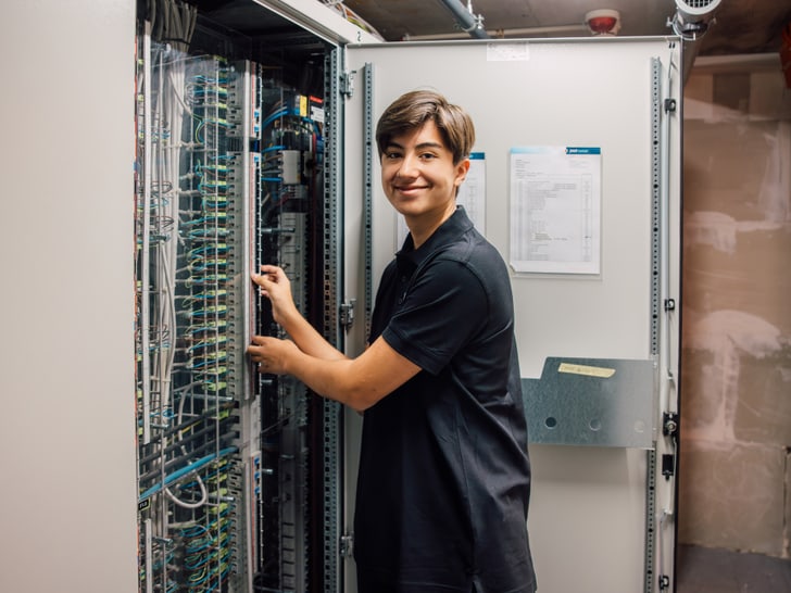 Person arbeitet an einem Serverrack im Rechenzentrum.