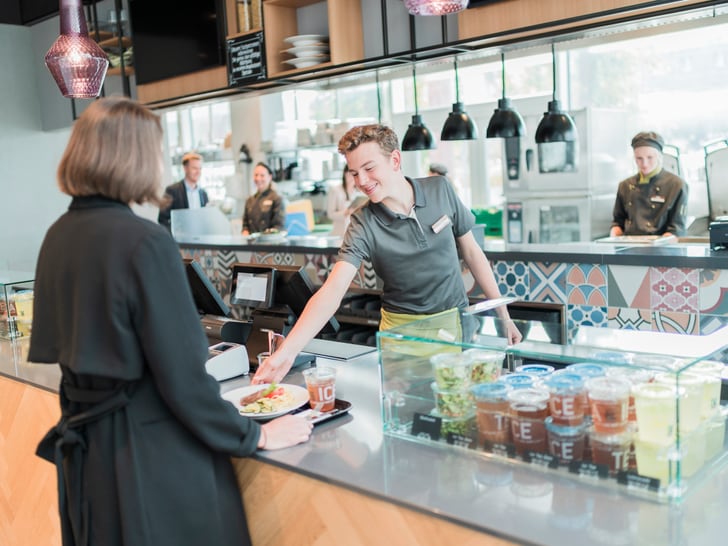 Systemgastronomiefachmann Lernender am Counter