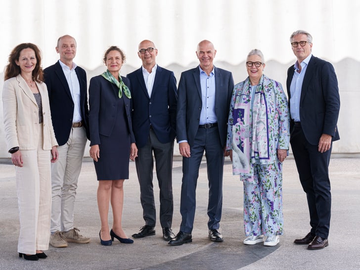 Gruppe von Geschäftsleuten in formeller Kleidung.