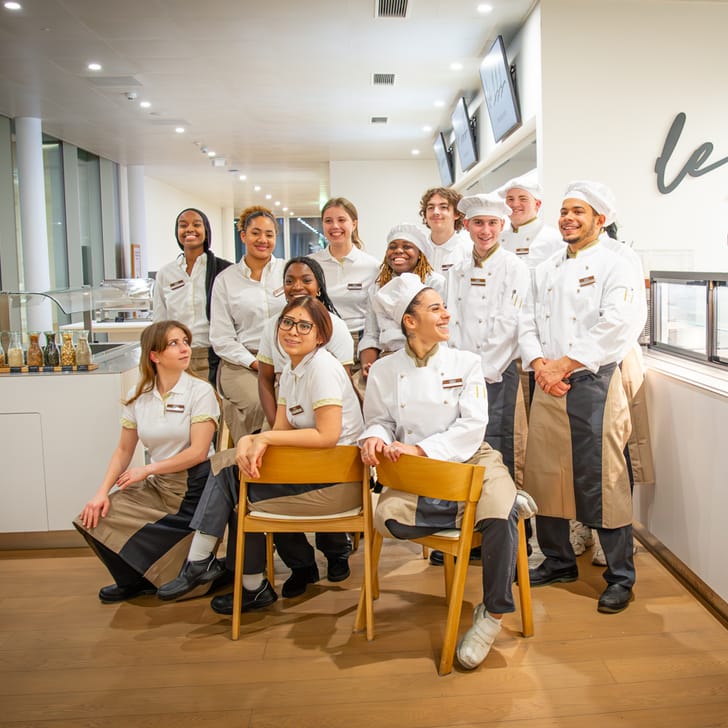 Restaurantteam von Le 111 posiert in Uniformen.