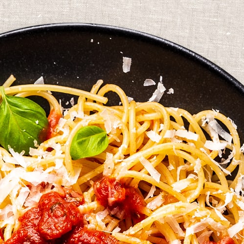 Spaghetti mit Tomatensauce und Eco-Score B+ Label.
