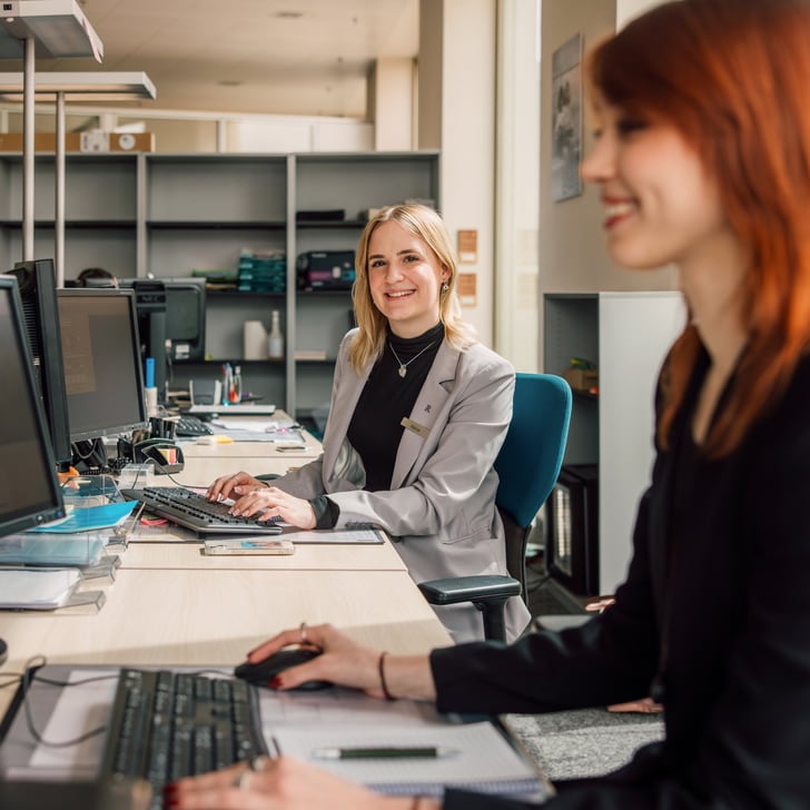 Zwei Frauen arbeiten am Computer im Büro.