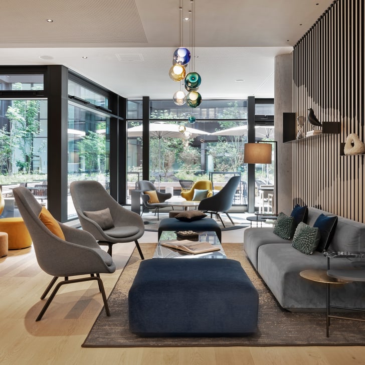 Moderne Lounge mit stilvollen Möbeln und grossen Fenstern.