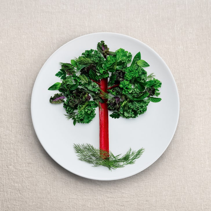 Ein Baum, der mit Lebensmittel auf einem Teller nachgestellt wurde.