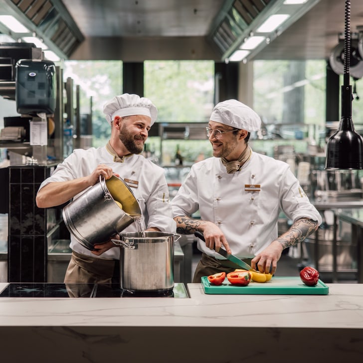 Deux cuisiniers au travail.