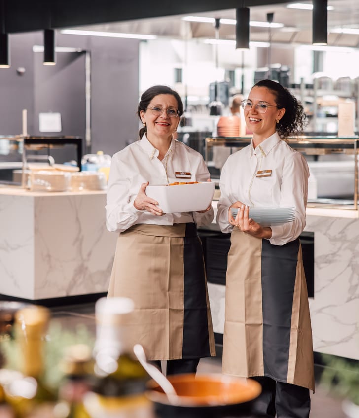 Deux employés dans un restaurant SV.