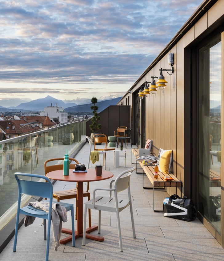Dachterrasse mit Bergblick und Sitzbereich.