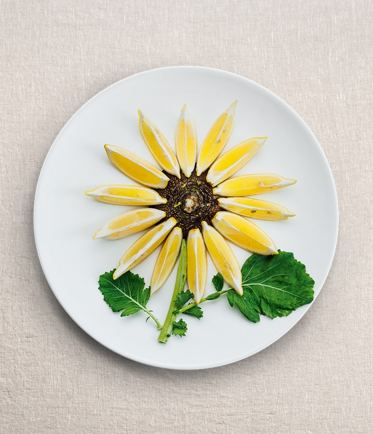 Sonnenblumenanordnung auf einem weissen Teller.